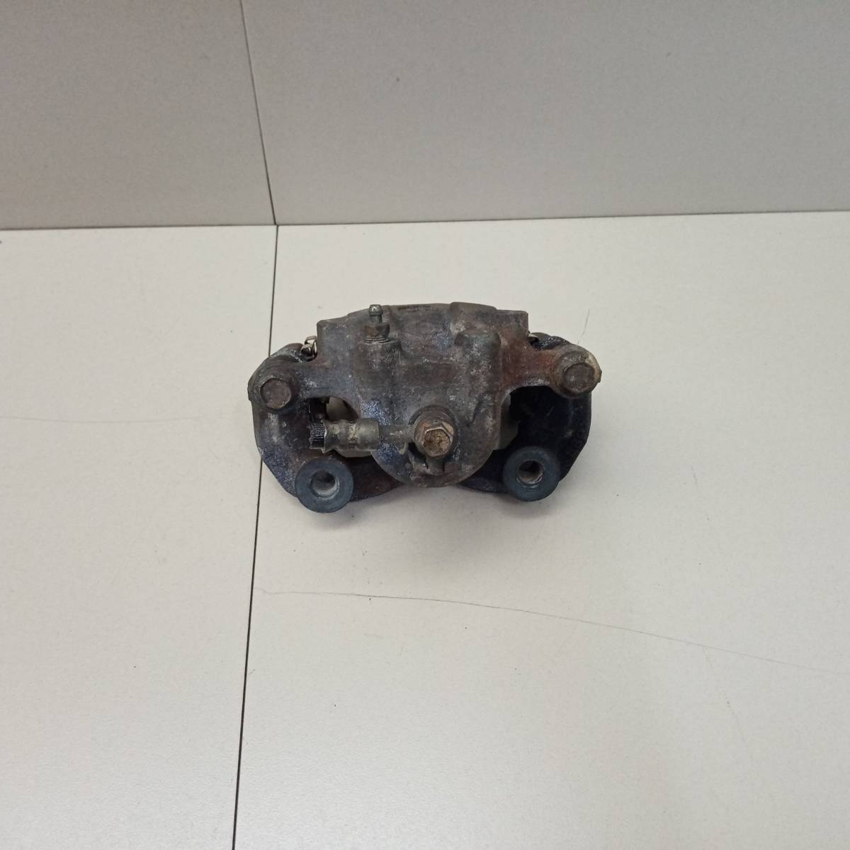 Суппорт передний левый Nissan March (K11) 1992-2002