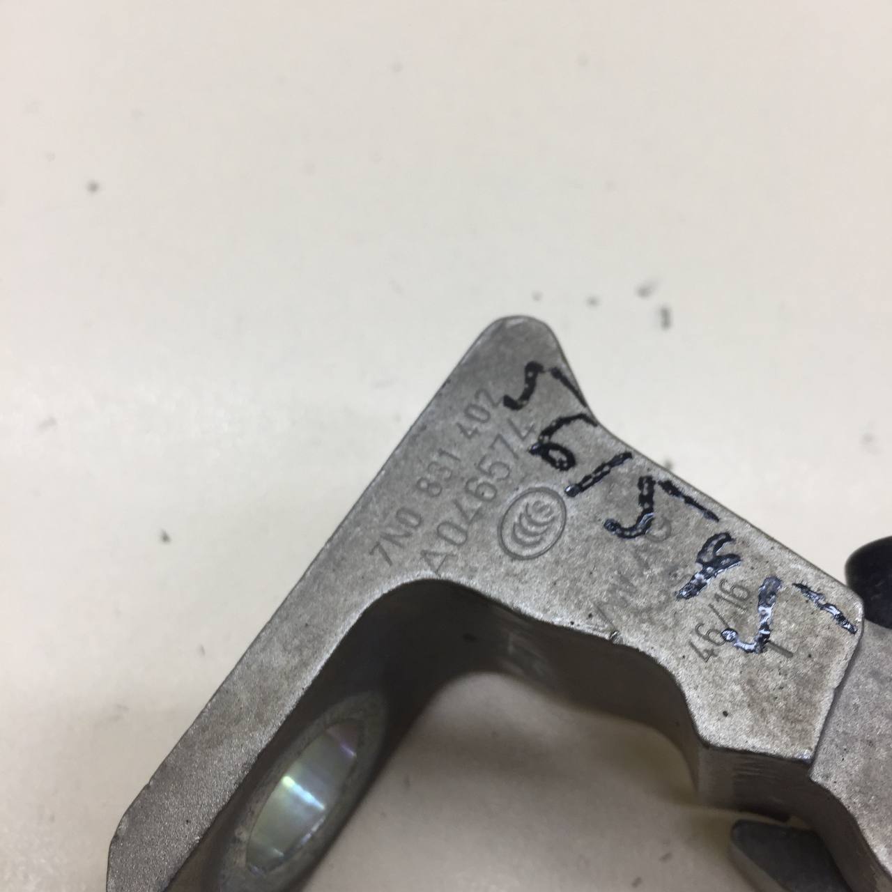 Петля двери Volkswagen Polo (MK5) 2011-2020