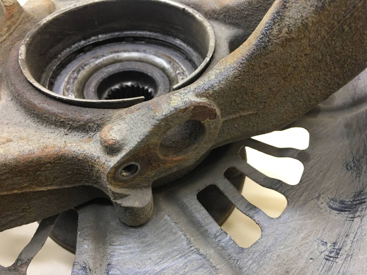 Кулак поворотный передний правый Toyota Camry (XV50) 2011-2017