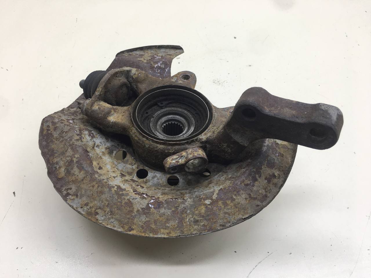 Кулак поворотный передний правый Lada Granta 2011>