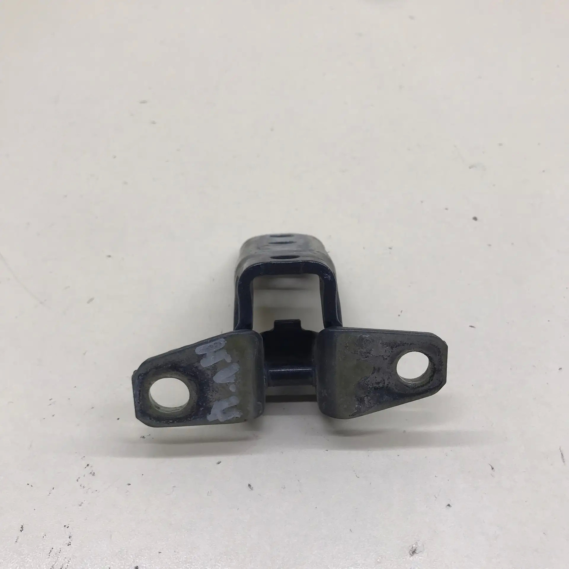 Петля двери передней левой нижняя Mitsubishi Outlander (GF) 2012>