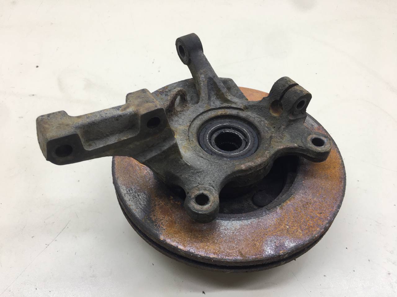 Кулак поворотный передний правый Chevrolet Lacetti (J200) 2003-2013