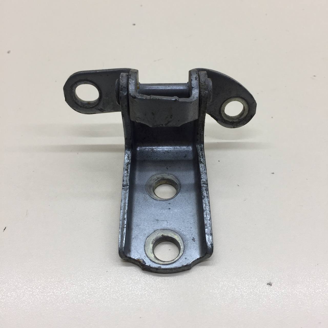 Петля двери задней левой нижняя Toyota Camry (XV50) 2011-2017