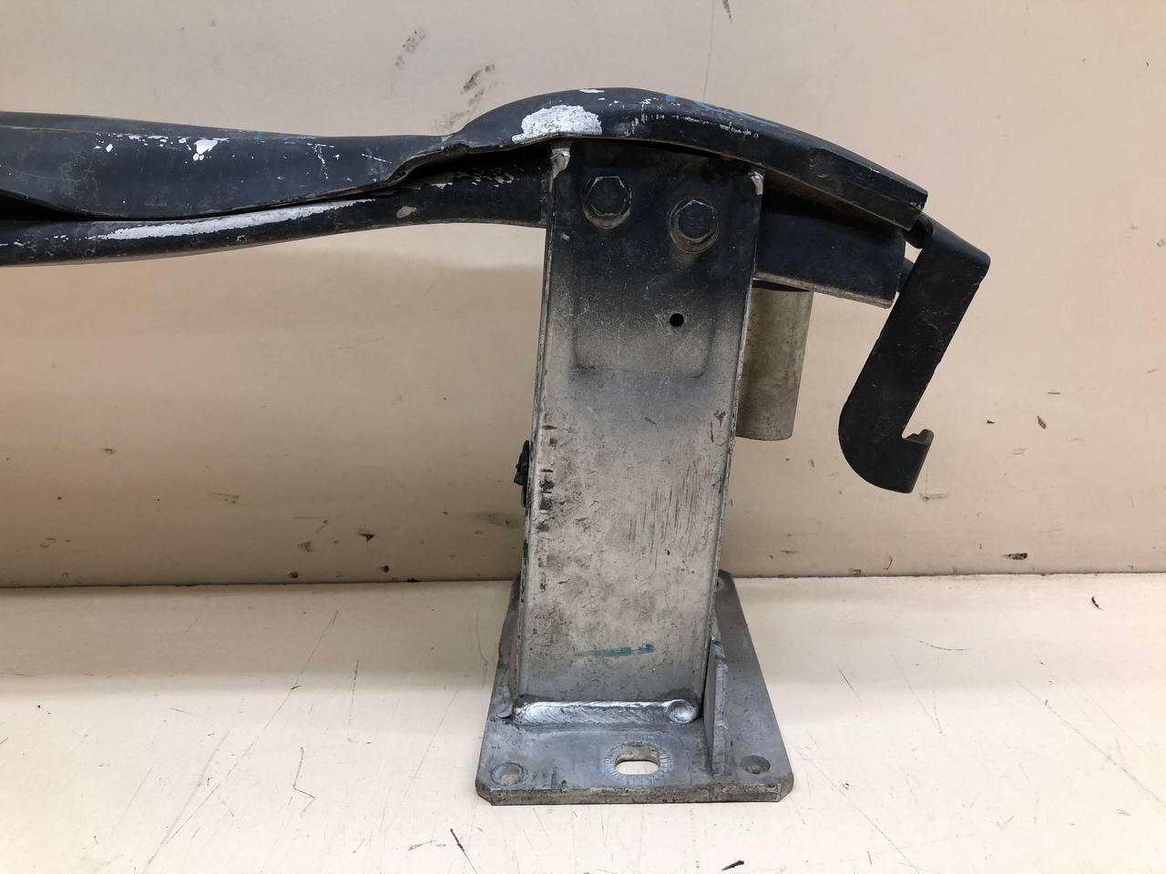 Усилитель переднего бампера Audi A4 (B8) 2007-2011