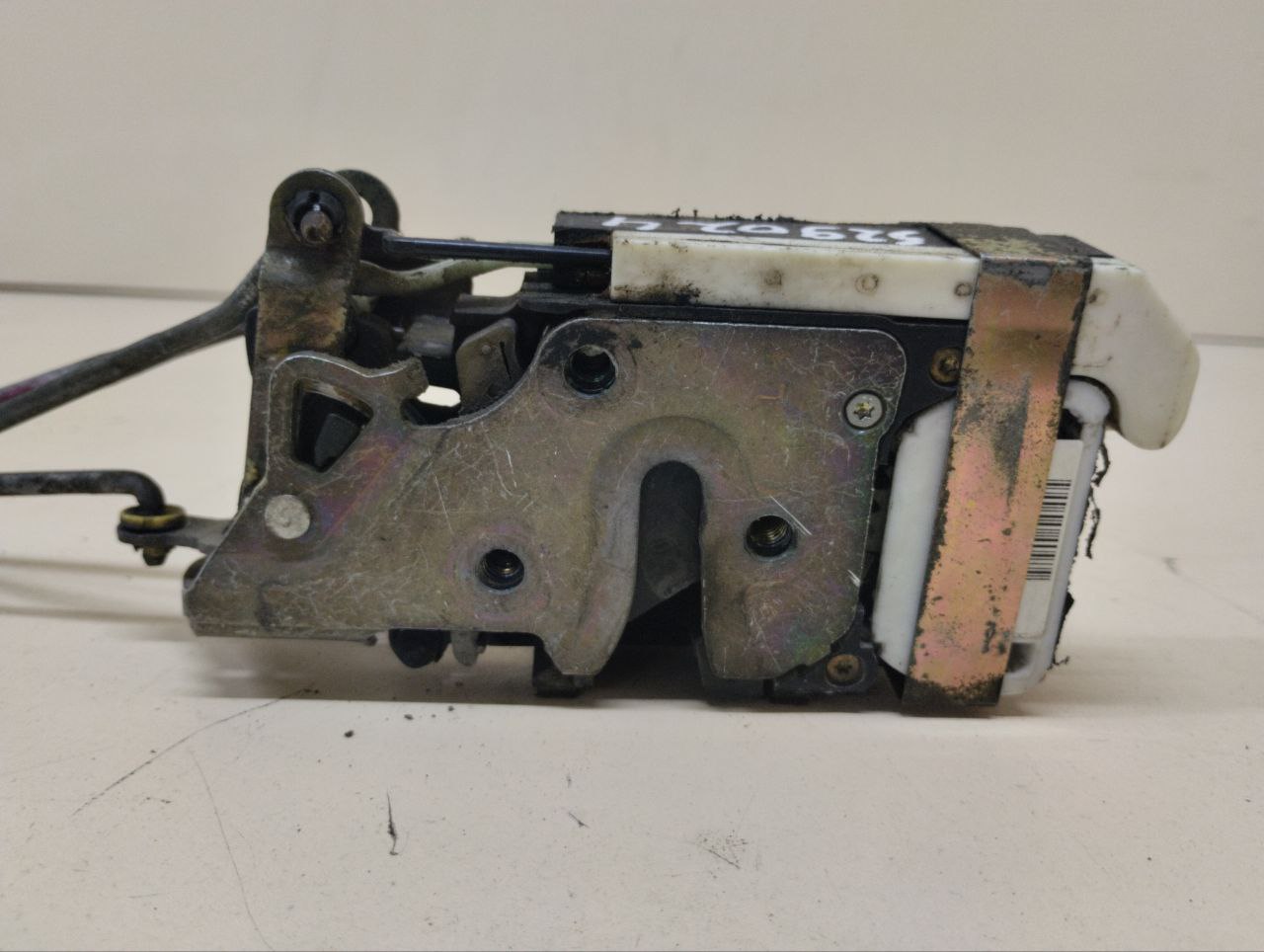 Замок двери передней левой Chevrolet TrailBlazer (GMT360) 2001-2010