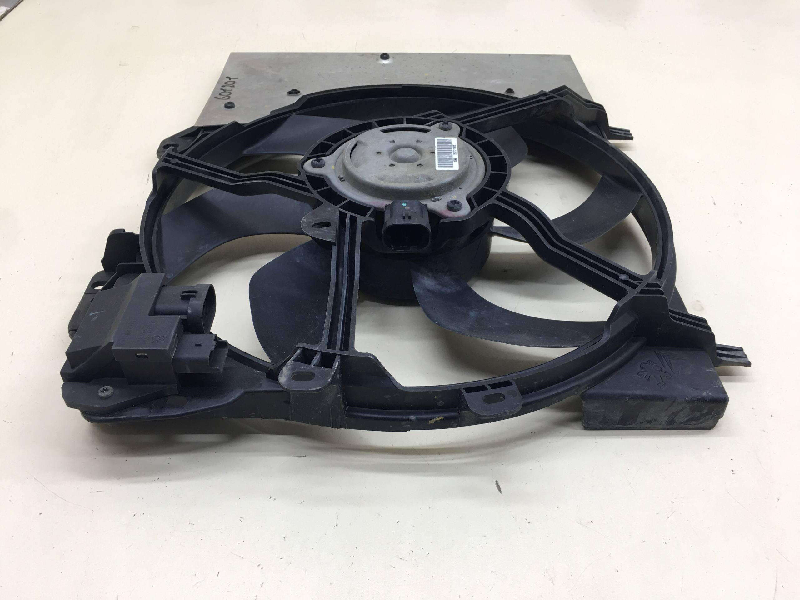 Диффузор вентилятора Peugeot 208 2012>