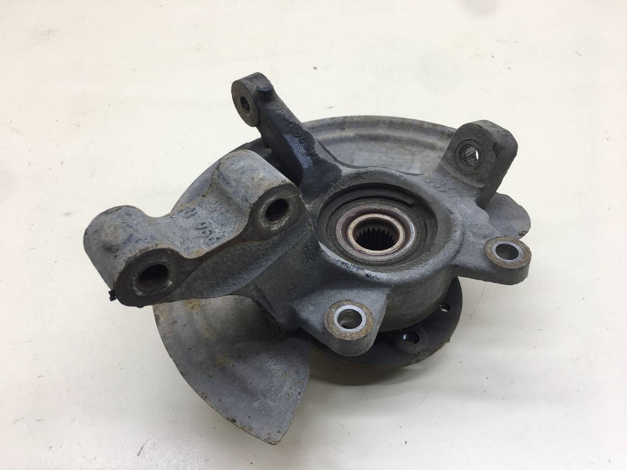 Кулак поворотный передний правый Lada Vesta 2015>