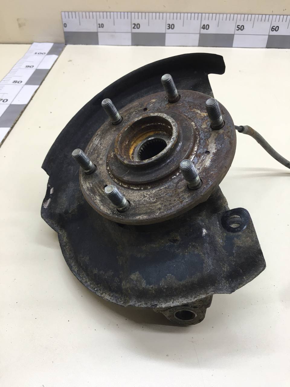 Кулак поворотный передний левый Mitsubishi L200 (KB) 2006-2016