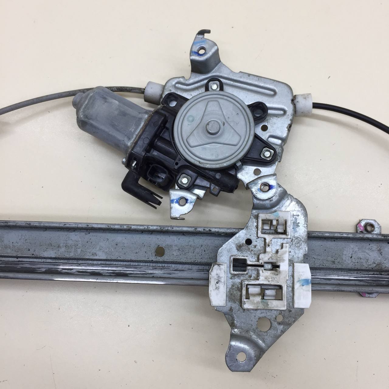 Стеклоподъемник электр. передний правый Nissan Tiida (C11) 2007-2014