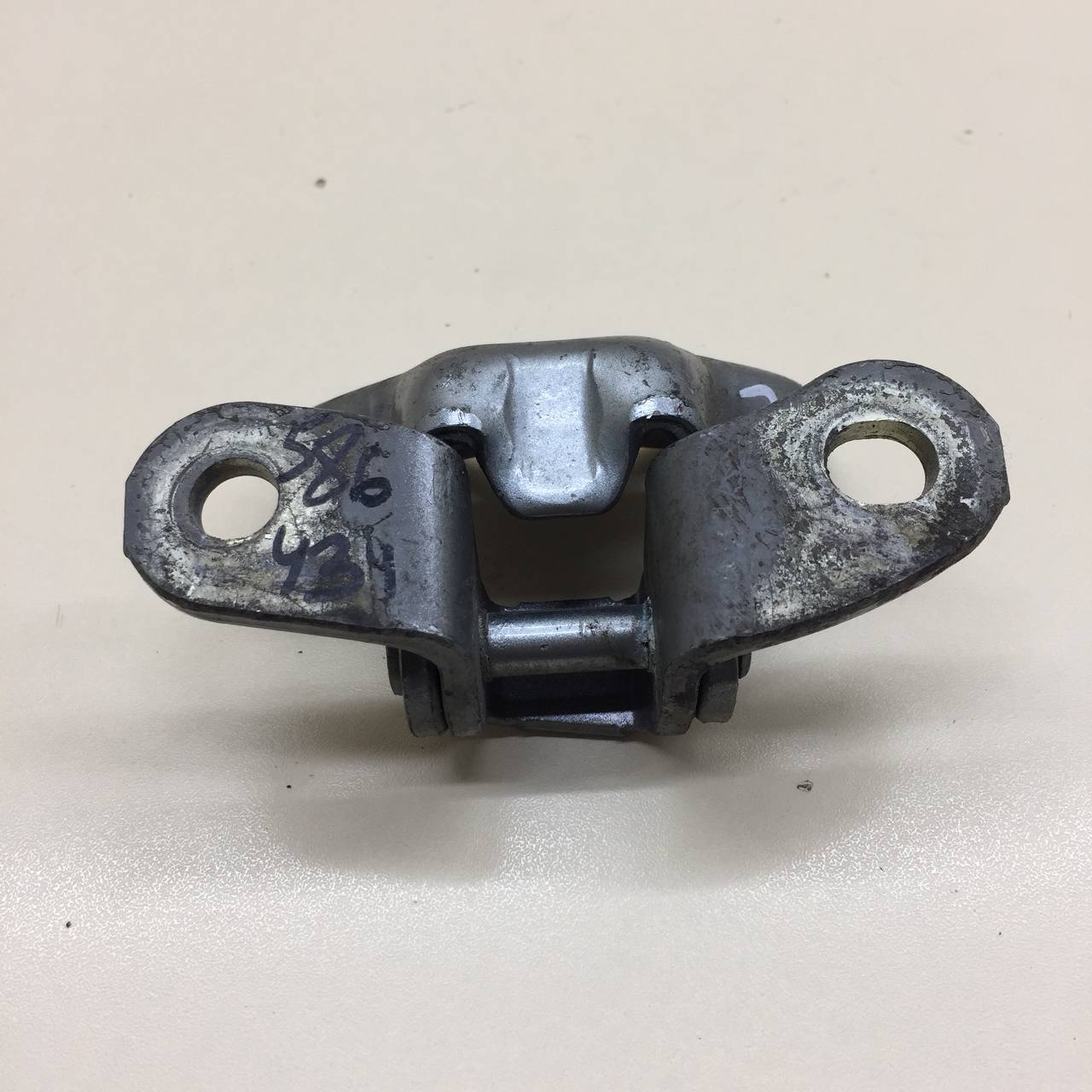 Петля двери передней правой нижняя Toyota Camry (XV50) 2011-2017