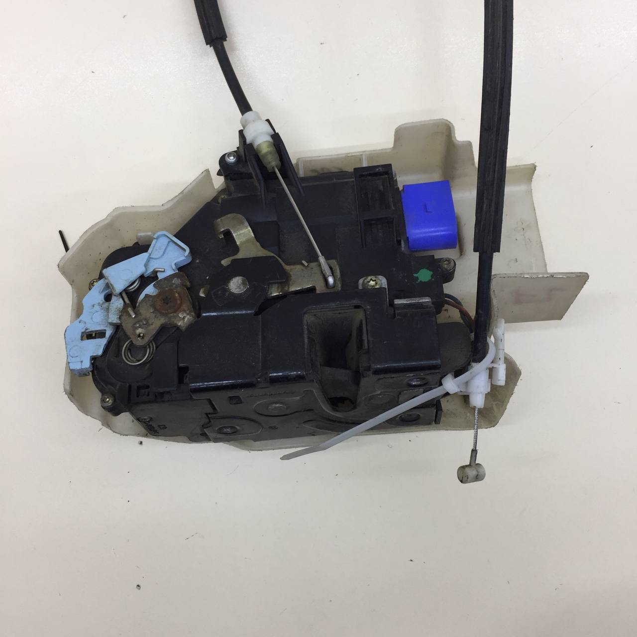 Замок двери передней левой Volkswagen Phaeton 2002>