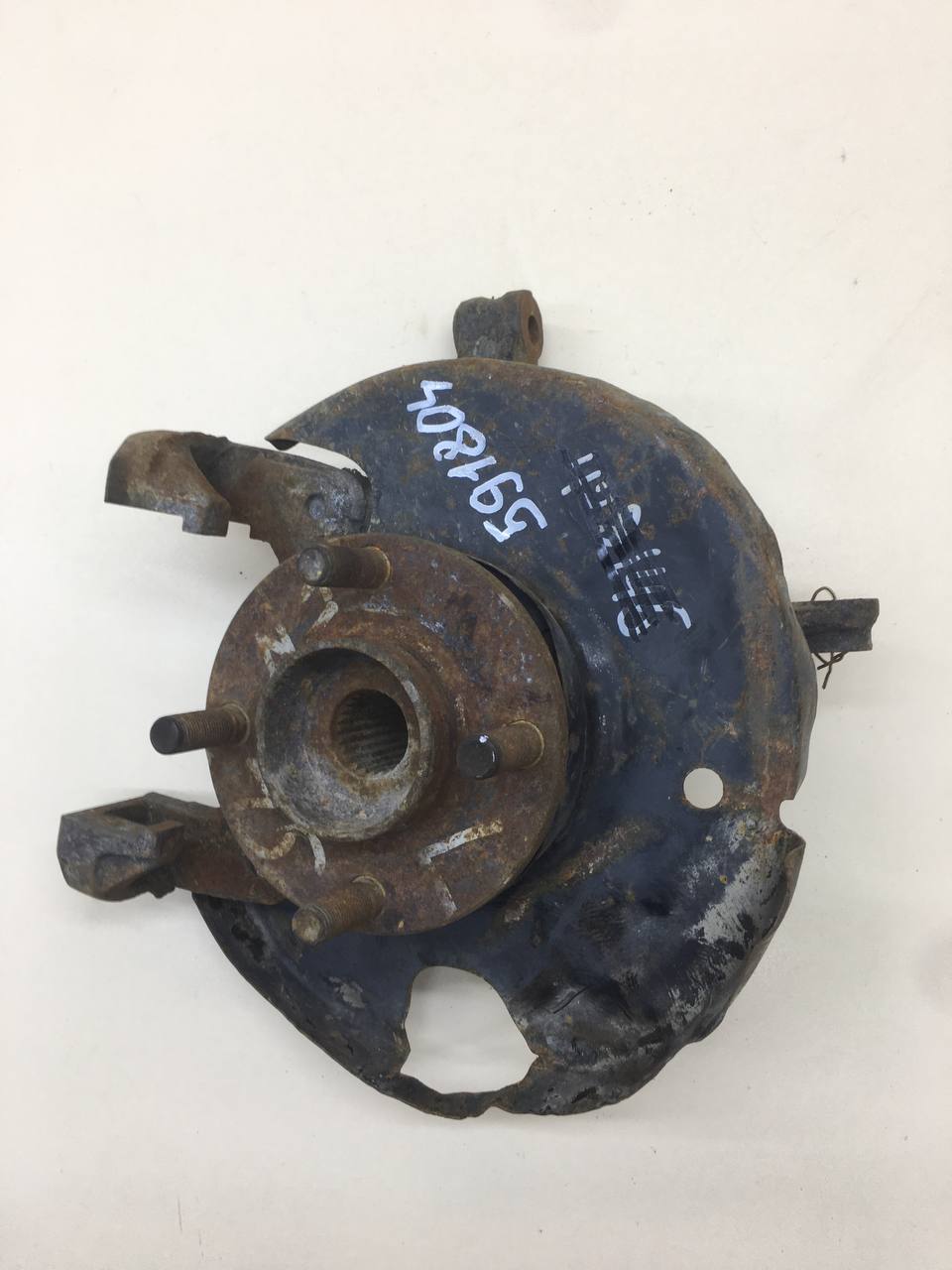 Кулак поворотный передний левый Nissan Almera (N15) 1995-2000