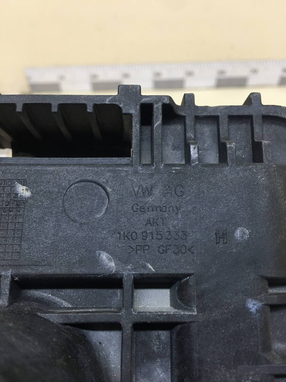 Крепление АКБ (корпус / подставка) Volkswagen Passat B7 2011-2015