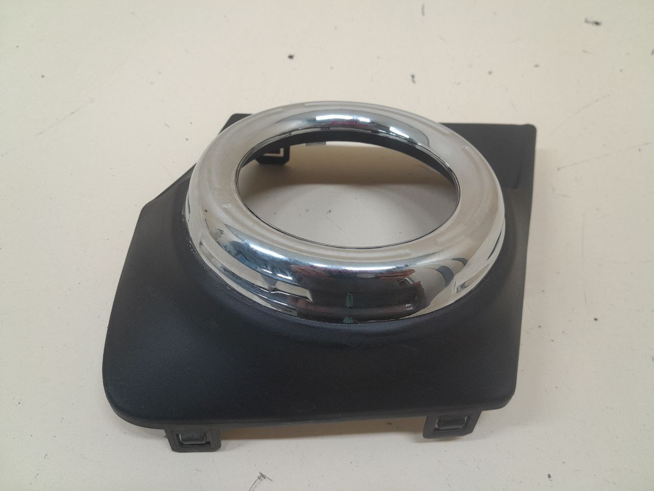 Рамка противотуманной фары левой Mitsubishi L200 5 (KK/KL) 2015>