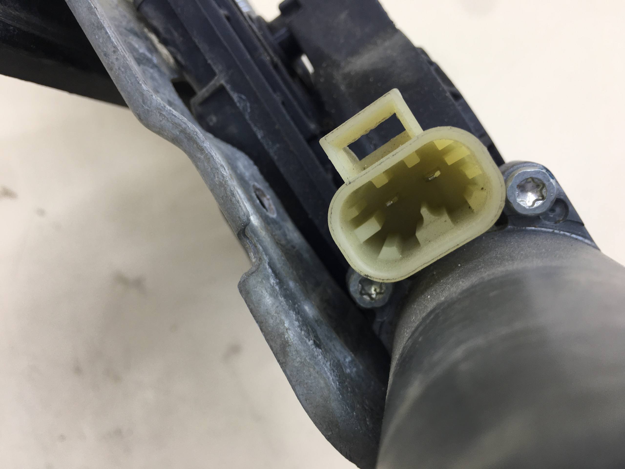 Стеклоподъемник электр. задний левый Chevrolet TrailBlazer (GMT360) 2001-2010