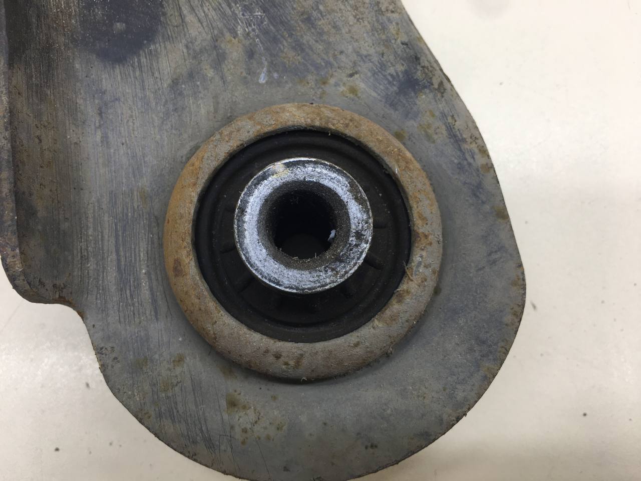 Рычаг передний левый Renault Megane (2) 2002-2009