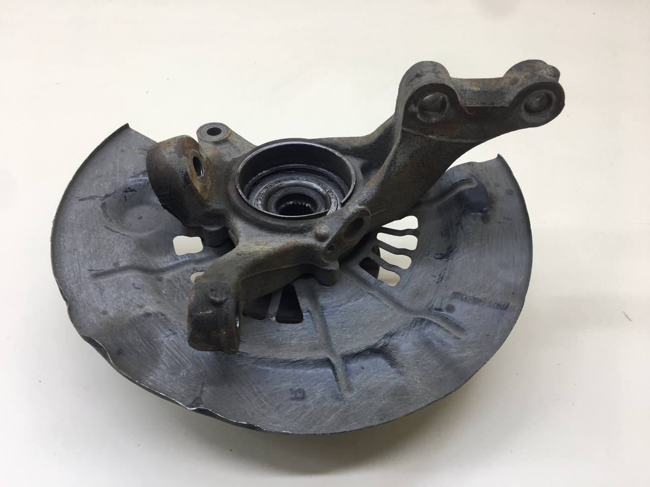 Кулак поворотный передний правый Toyota Camry (XV50) 2011-2017