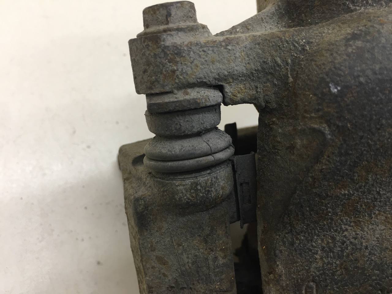 Суппорт передний левый Geely Emgrand EC7 2008>