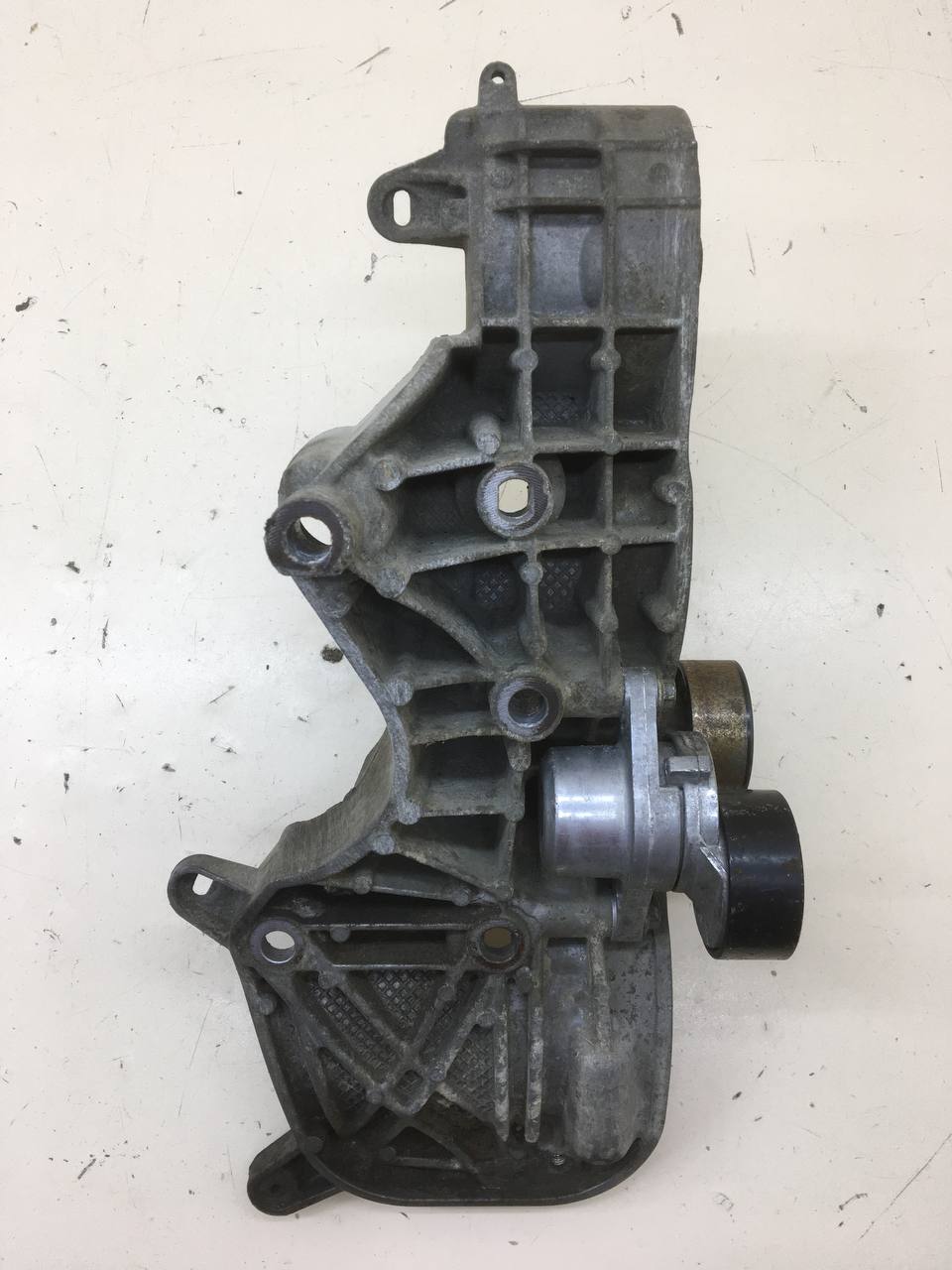 Кронштейн генератора Renault Symbol (2) 2008-2012