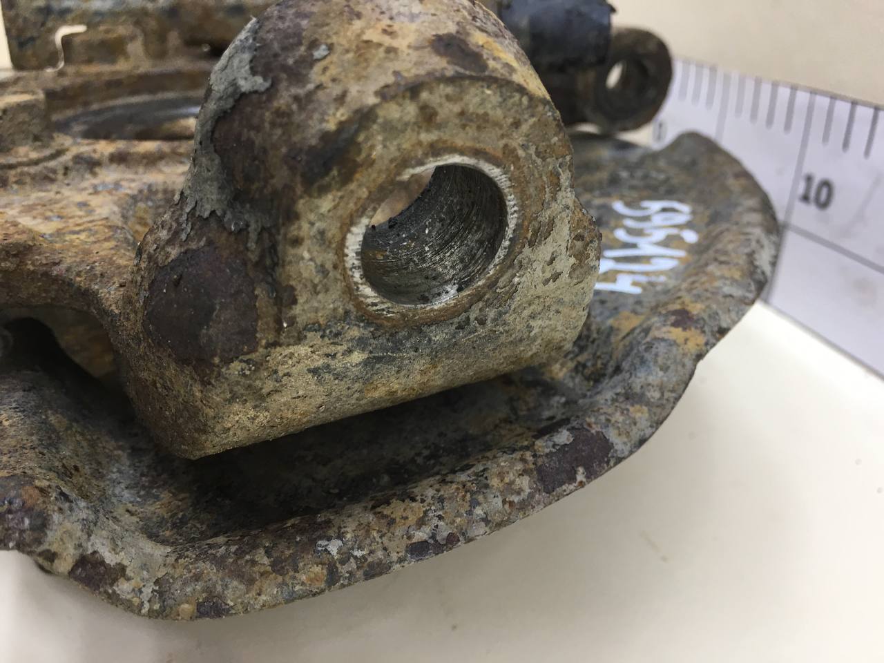 Кулак поворотный передний левый Mitsubishi L200 (KB) 2006-2016