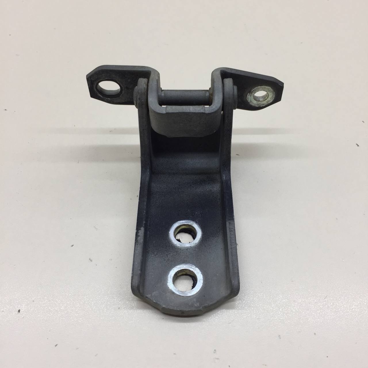 Петля двери передней правой верхняя Suzuki Grand Vitara 2005-2015