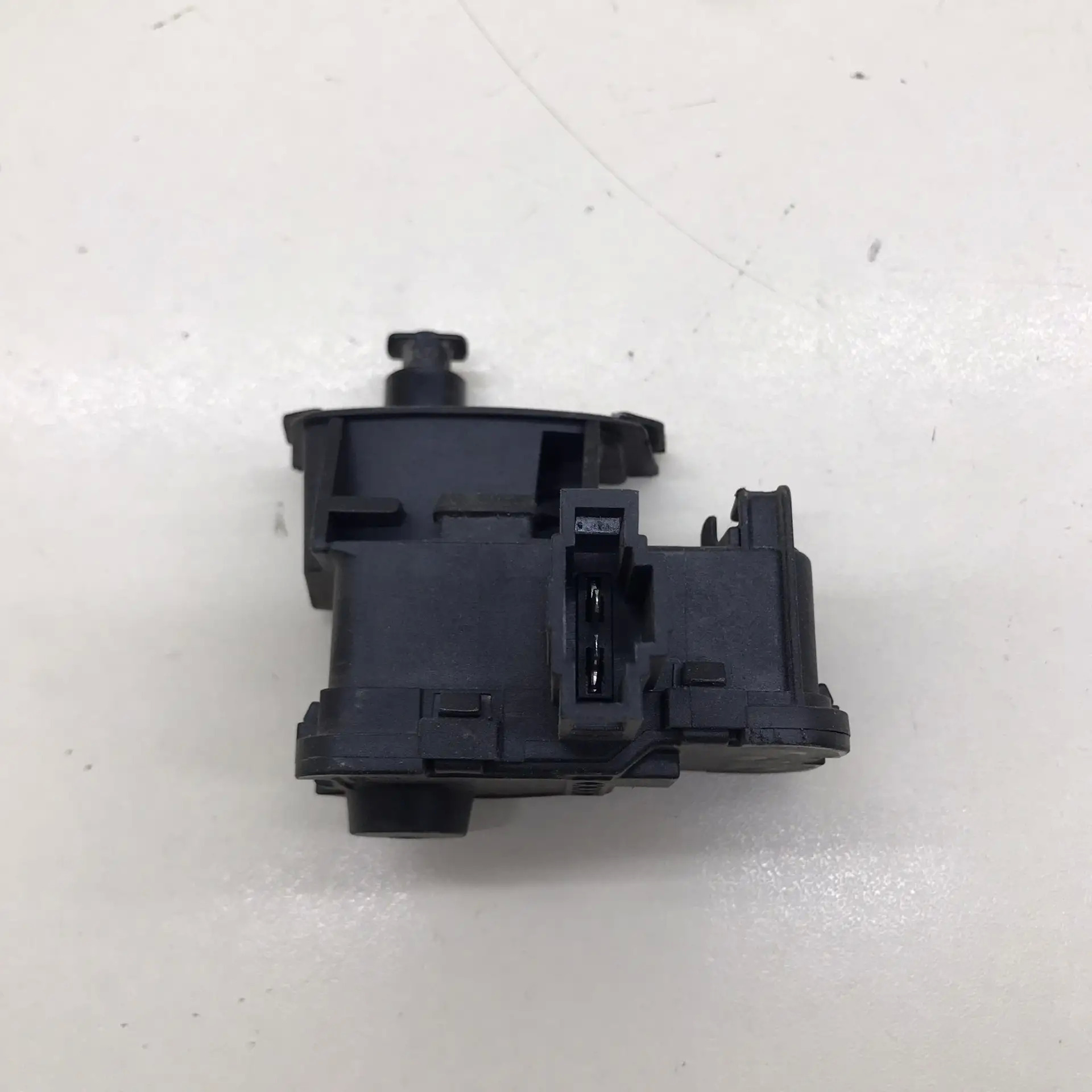 Активатор замка крышки бензобака Skoda Octavia (A7) 2013>