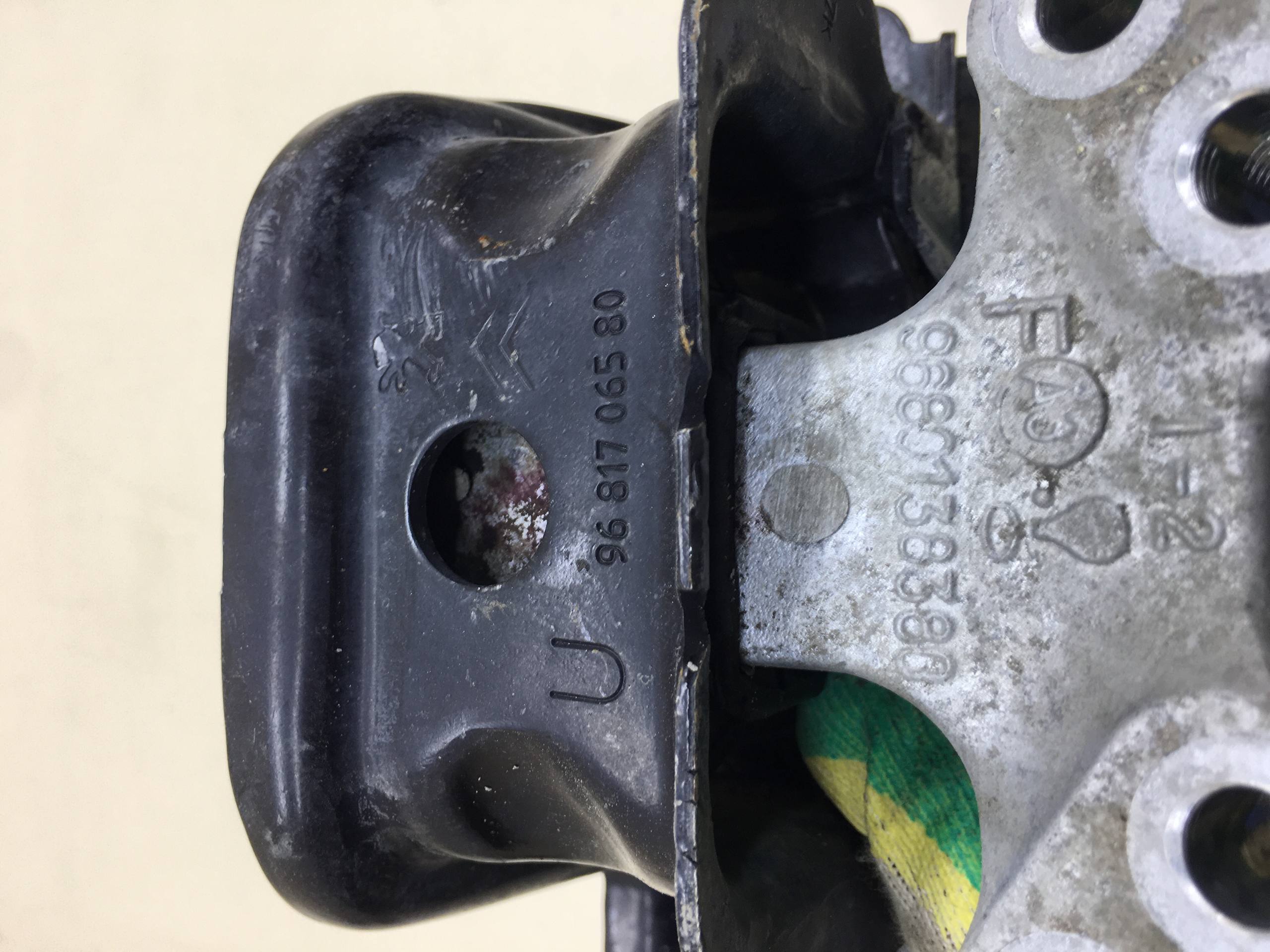 Опора двигателя правая Peugeot 208 2012>