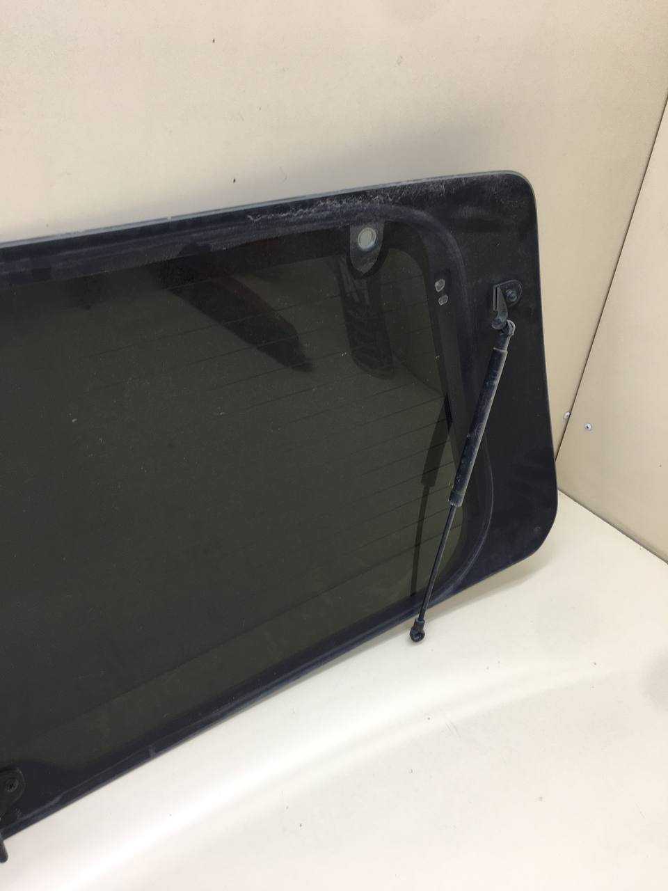 Стекло заднее Kia Sorento (BL, JC) 2002-2009