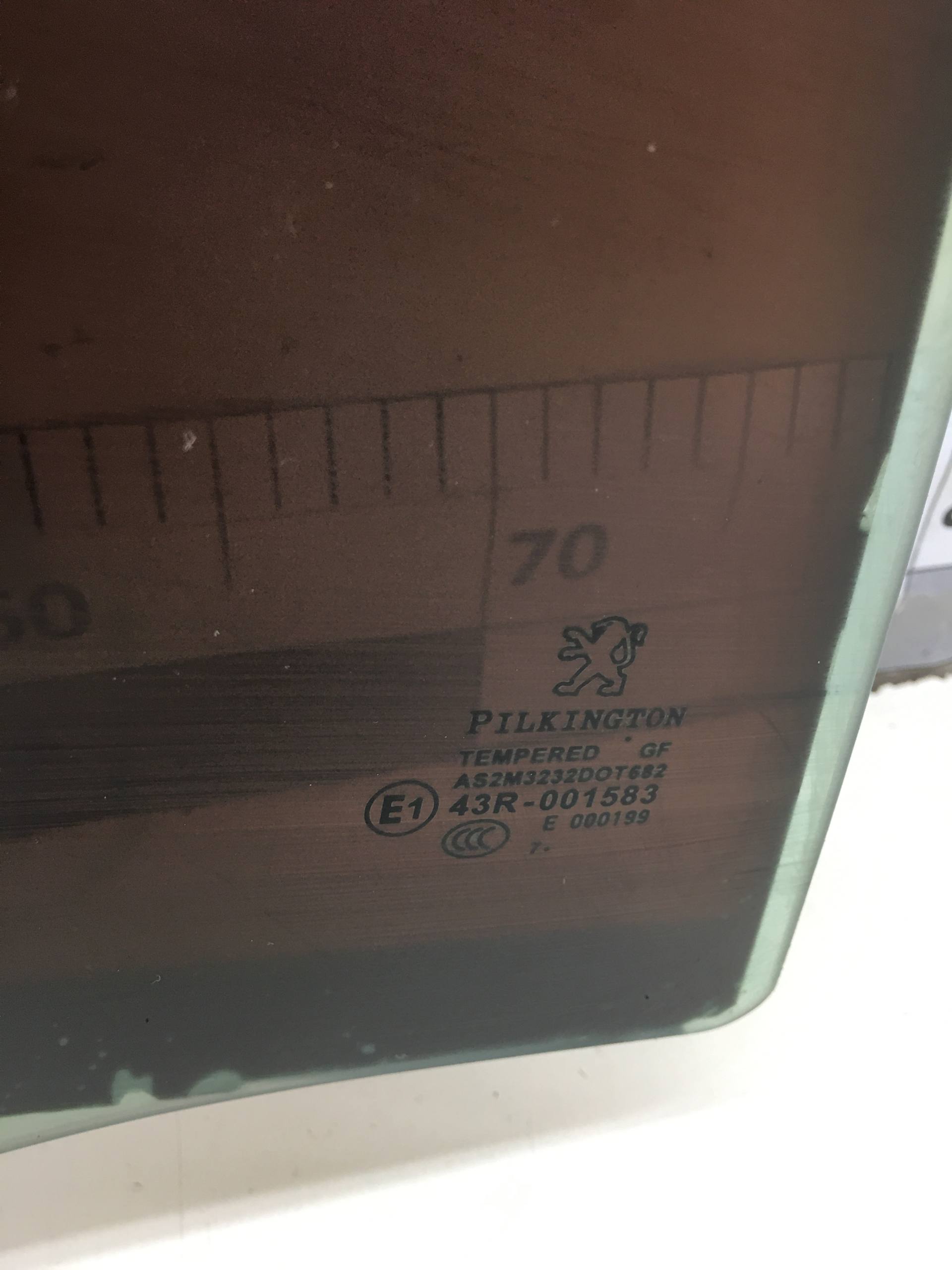 Стекло двери задней правой Peugeot 207 2006-2013