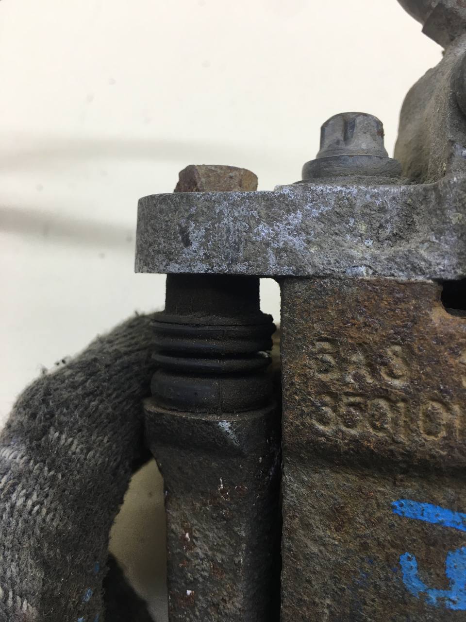 Суппорт передний правый Lada Granta 2011>