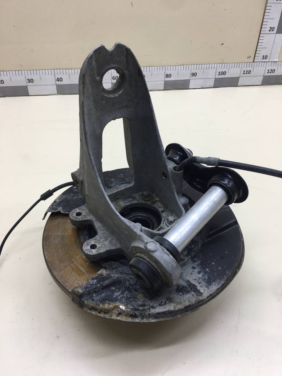 Кулак поворотный задний левый BMW X5 E53 2000-2007