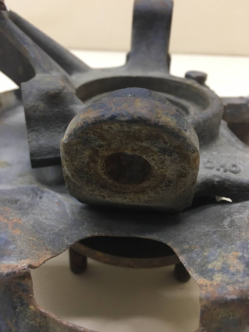 Кулак поворотный передний левый Nissan Almera (N15) 1995-2000