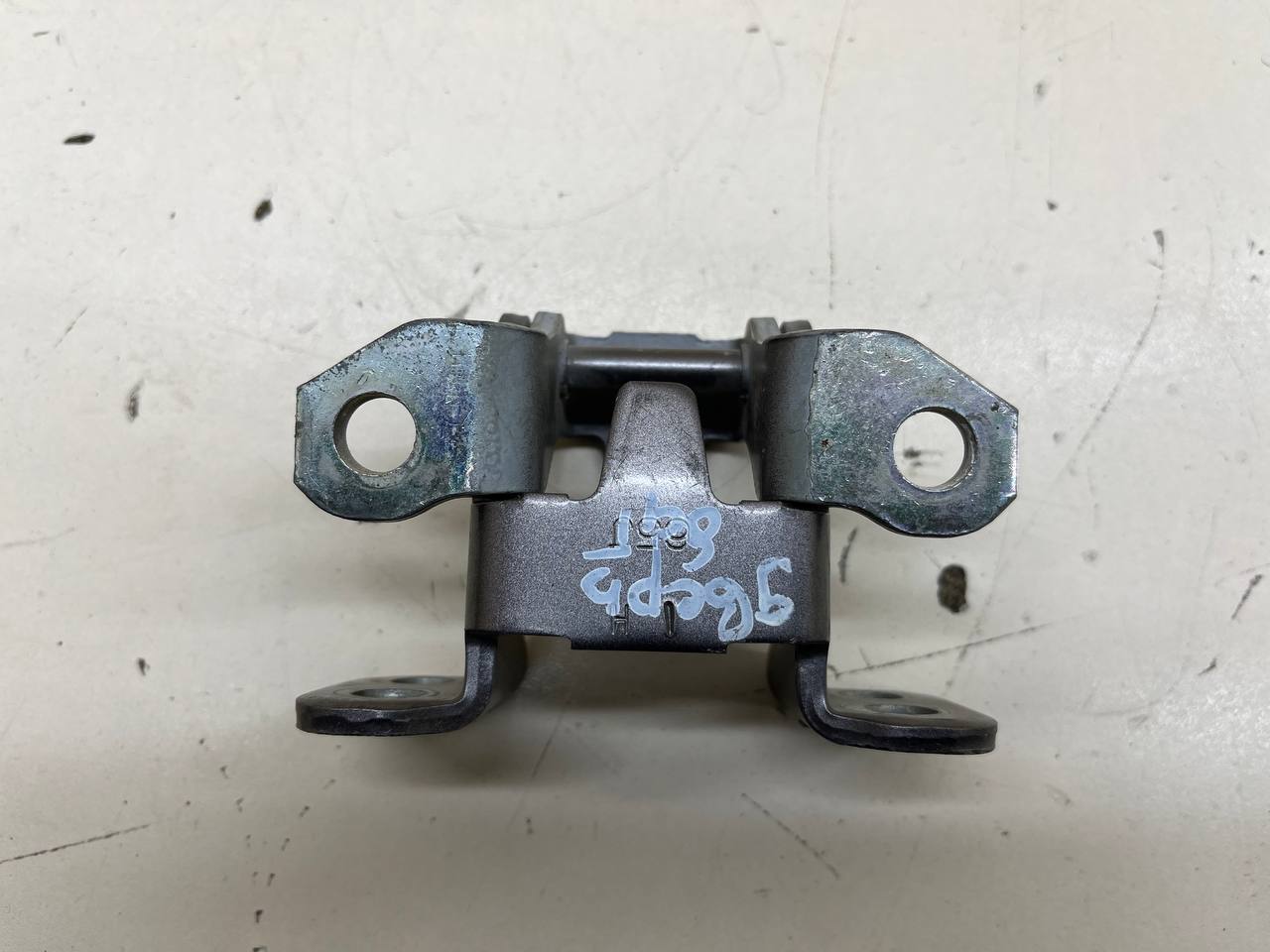 Петля двери багажника Suzuki Grand Vitara 2005-2015