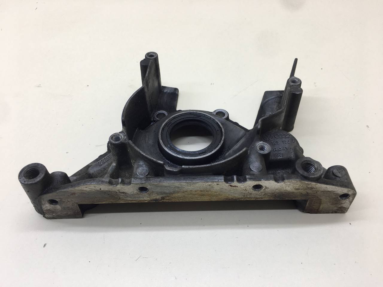 Крышка двигателя передняя Skoda Octavia (A5 1Z-) 2004-2013