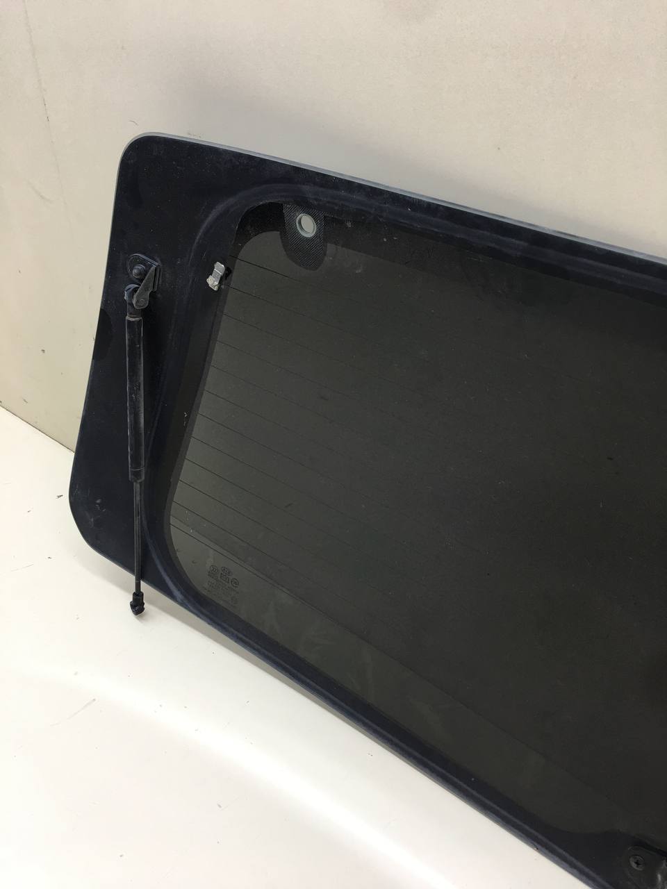 Стекло заднее Kia Sorento (BL, JC) 2002-2009