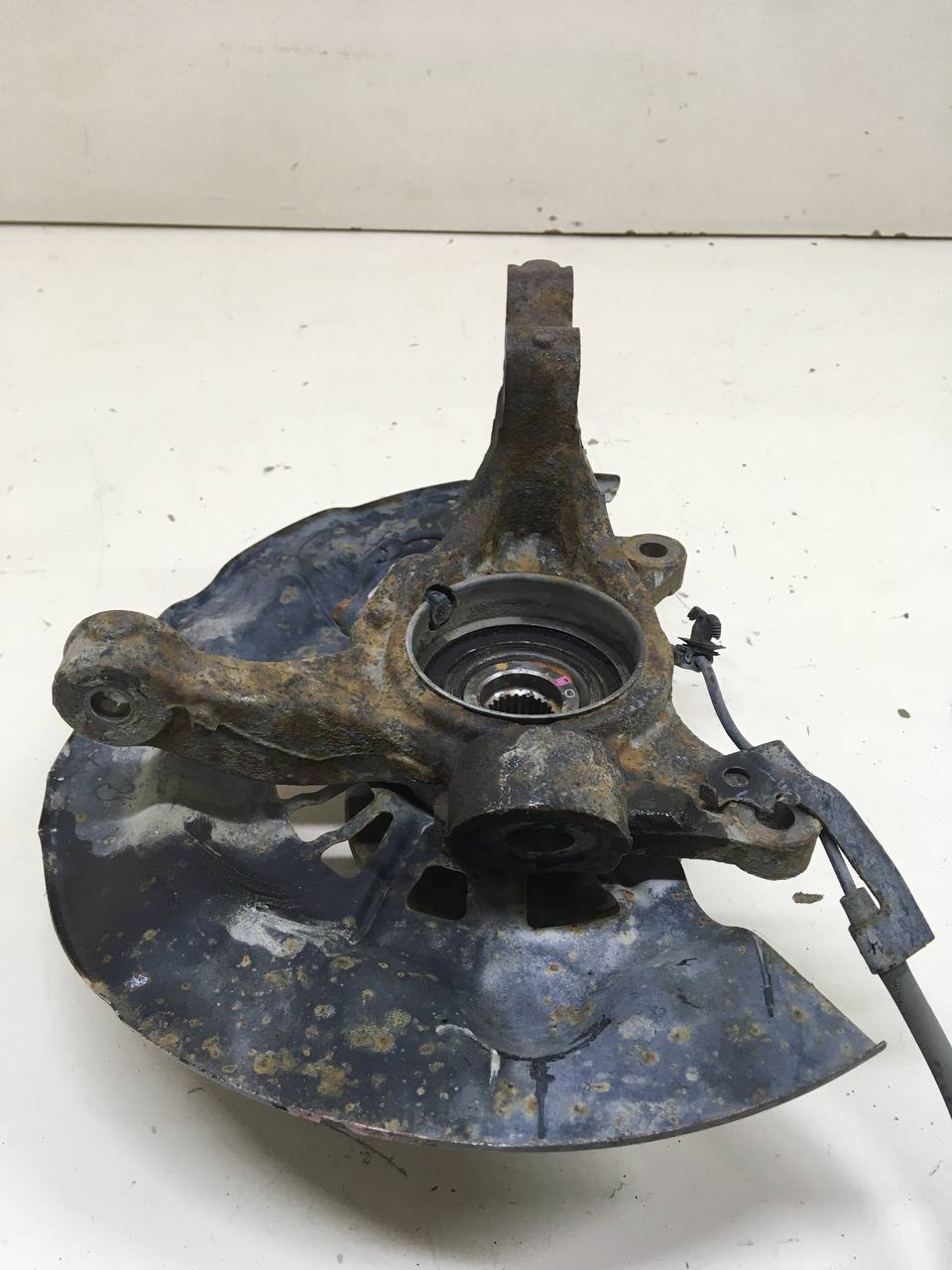 Кулак поворотный передний левый Toyota Camry (XV50) 2011-2017