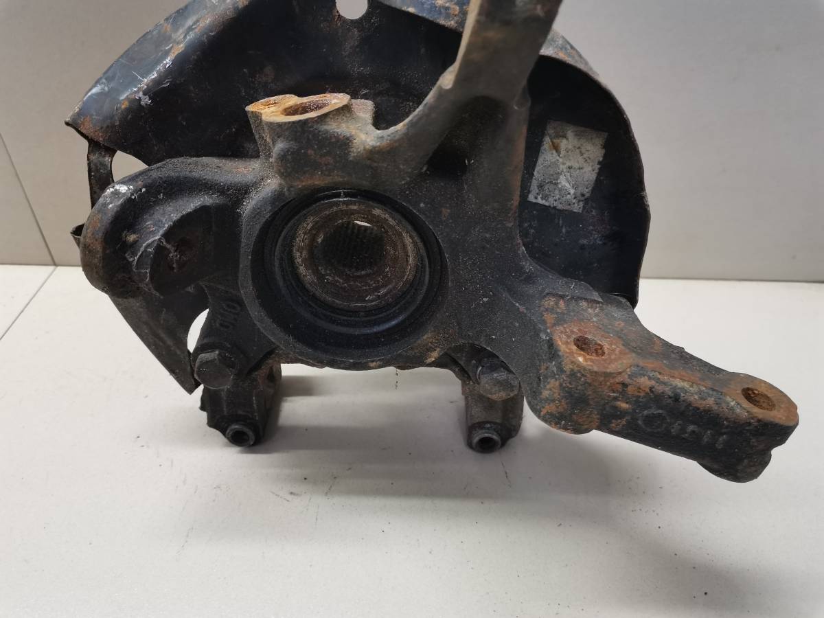 Кулак поворотный передний левый Nissan Almera (N15) 1995-2000