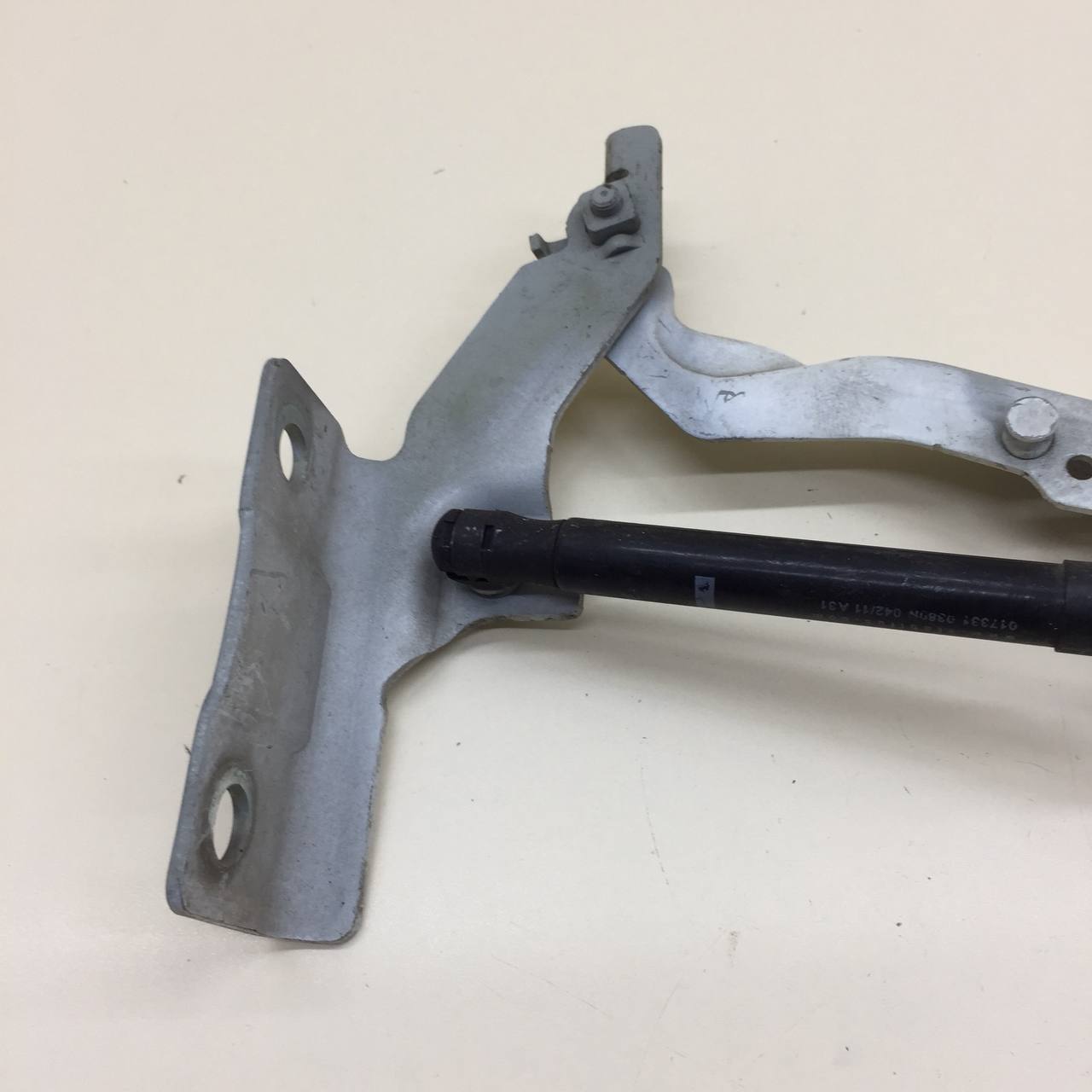 Петля капота правая Volvo V60 2010-2013