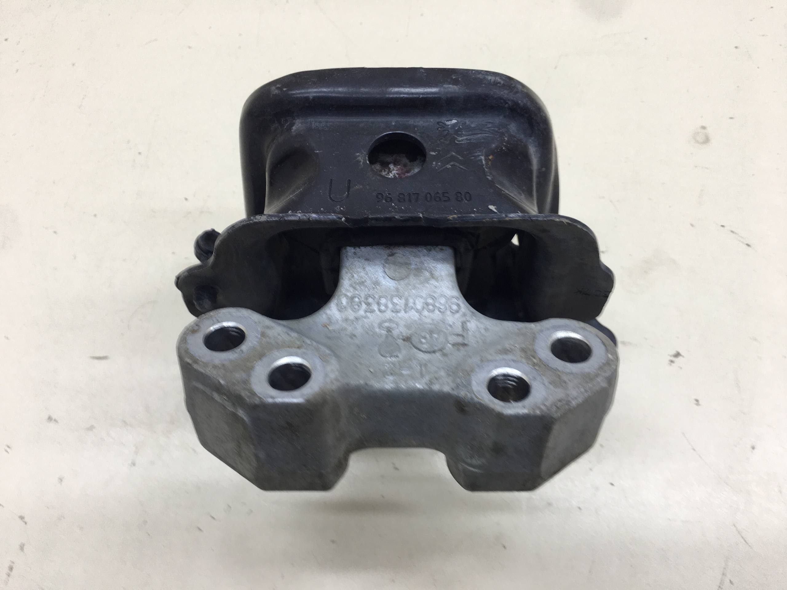 Опора двигателя правая Peugeot 208 2012>