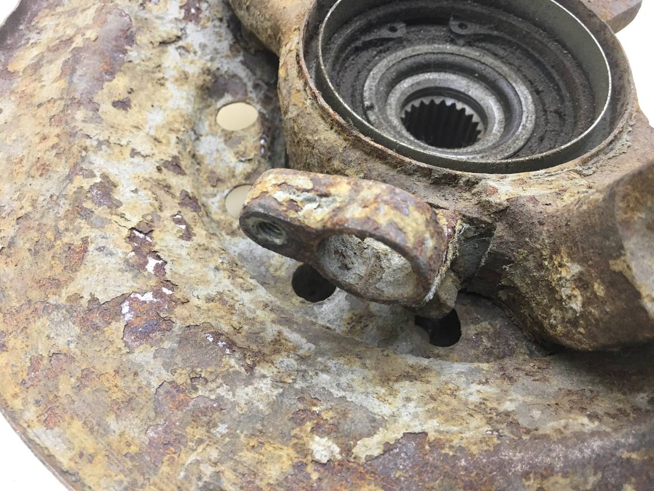 Кулак поворотный передний правый Lada Granta 2011>