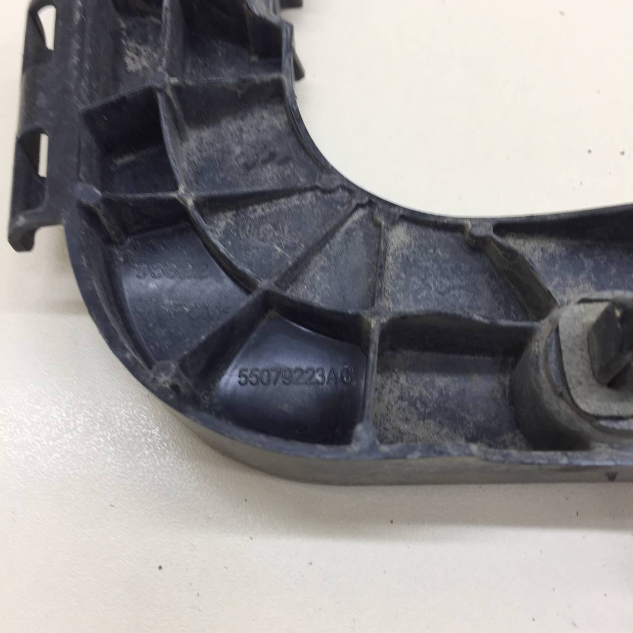 Кронштейн заднего бампера левый Jeep Grand Cherokee (WK2) 2010>