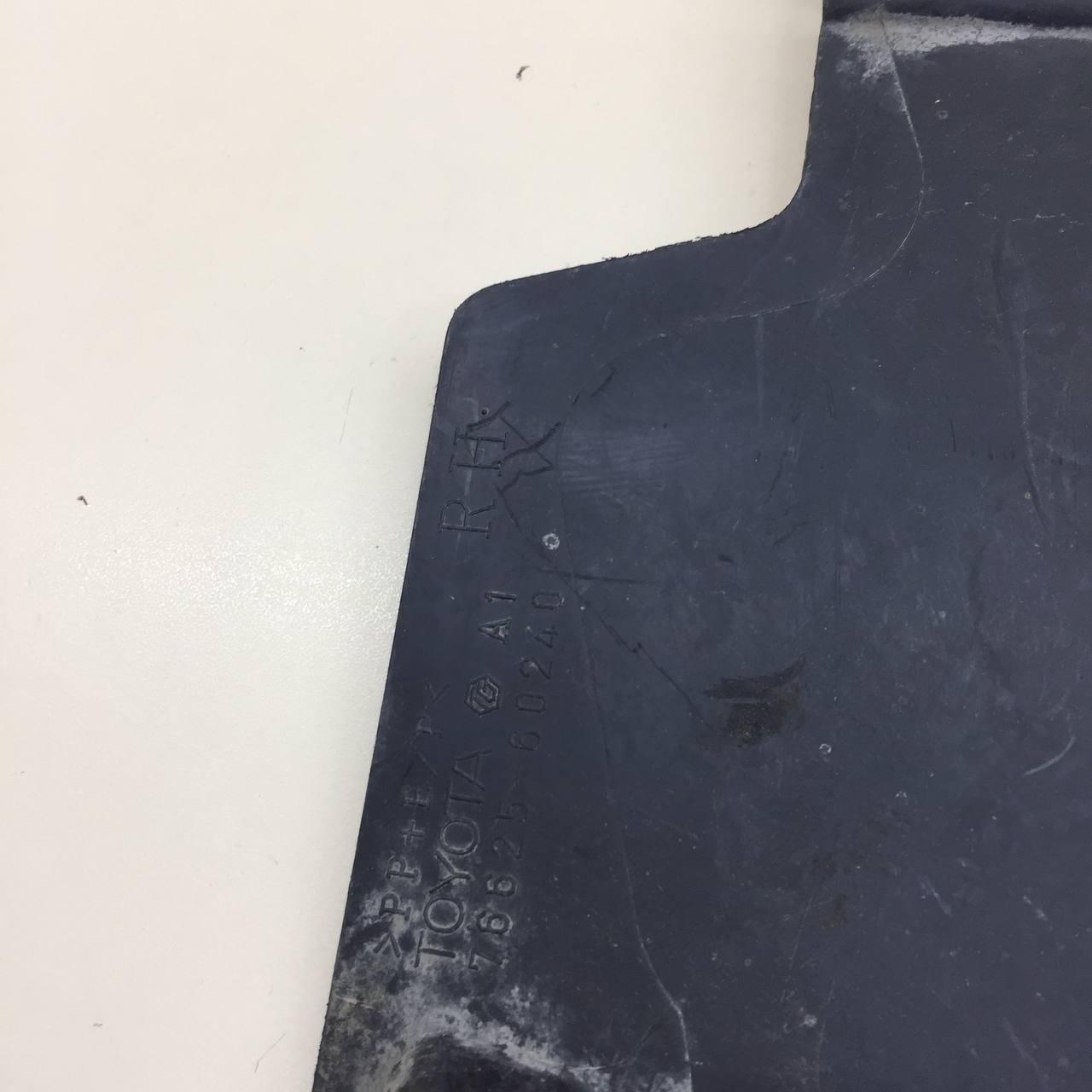 Брызговик задний правый Lexus LX570 (J200) 2007-2015