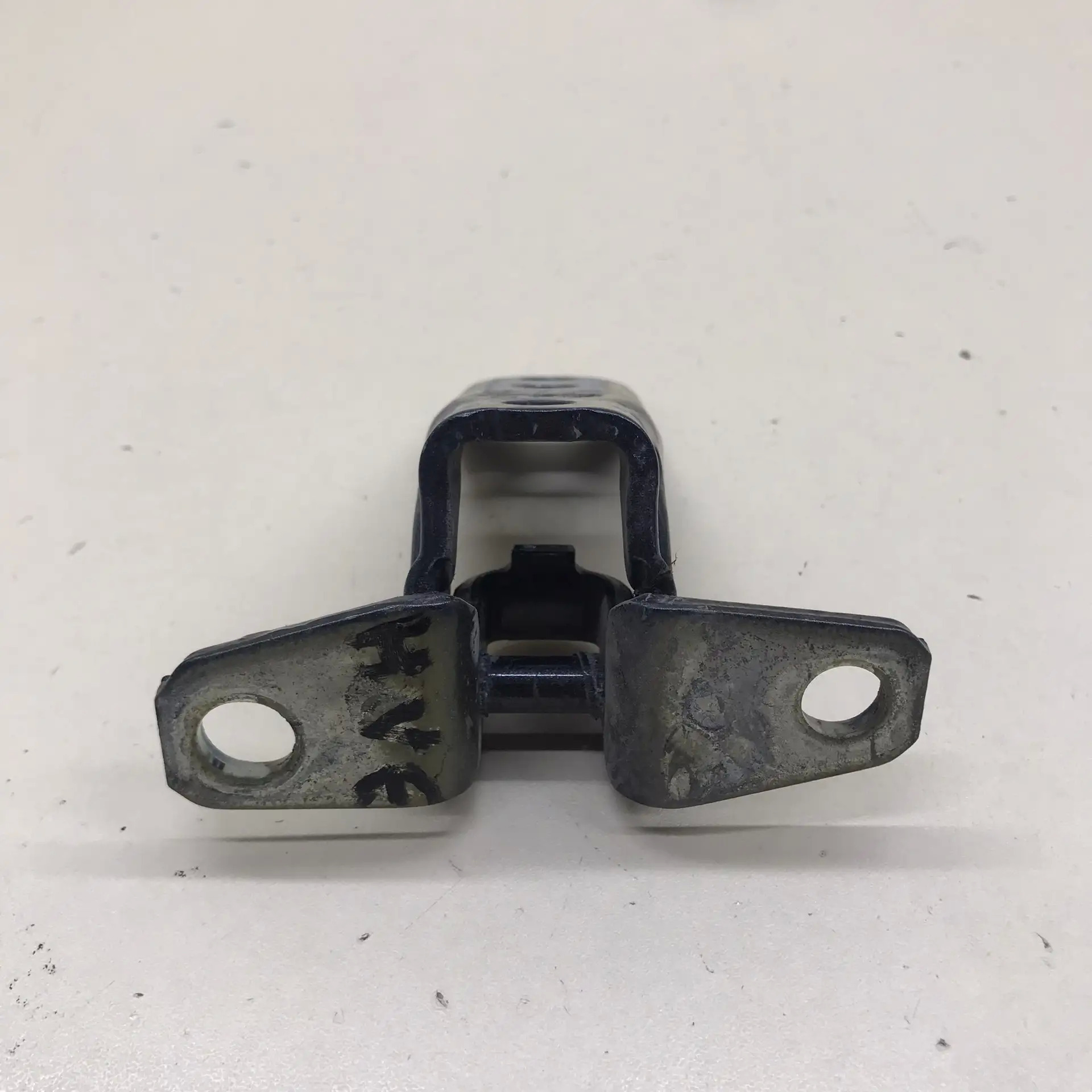 Петля двери задней левой нижняя Mitsubishi Outlander (GF) 2012>