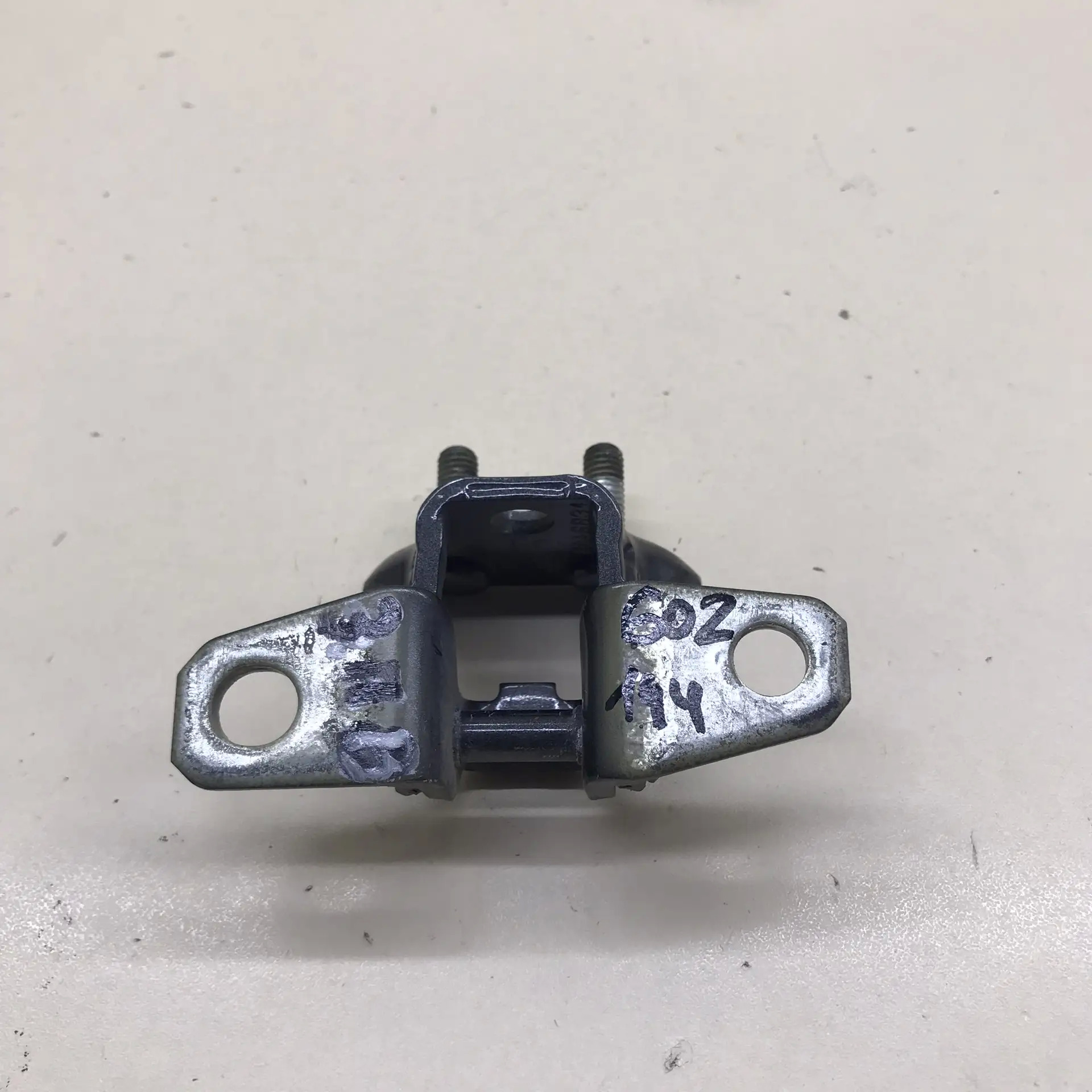 Петля двери задней правой верхняя Mitsubishi Outlander (GF) 2012>