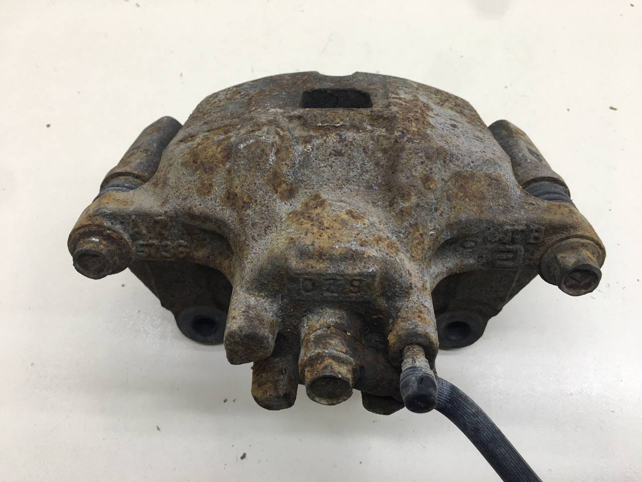 Суппорт передний правый Mitsubishi ASX (GA) 2010>