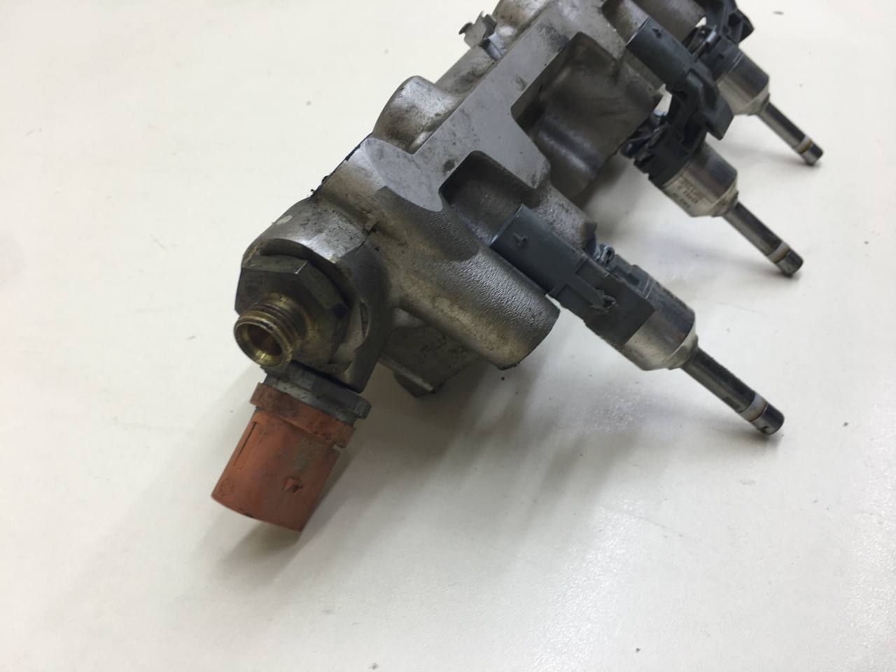 Рейка топливная (рампа) Volkswagen Tiguan (5N2) 2011-2016