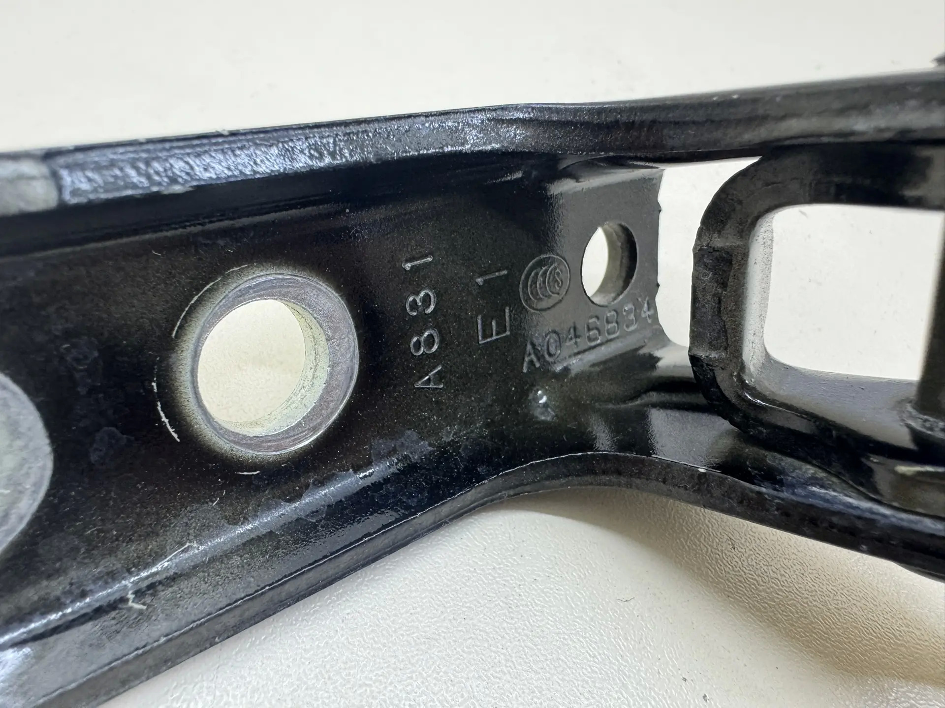 Петля двери передней правой верхняя Mitsubishi Outlander (GF) 2012>