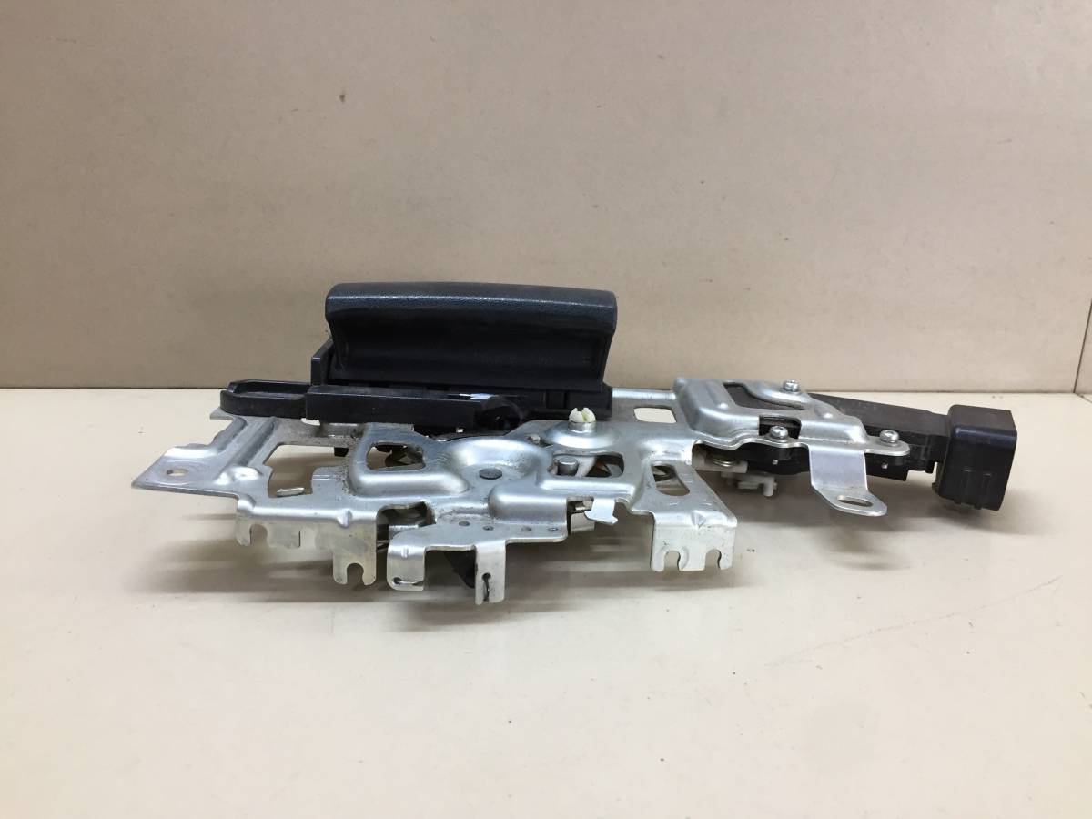 Замок двери задней левой Toyota Noah (R60) 2001-2007