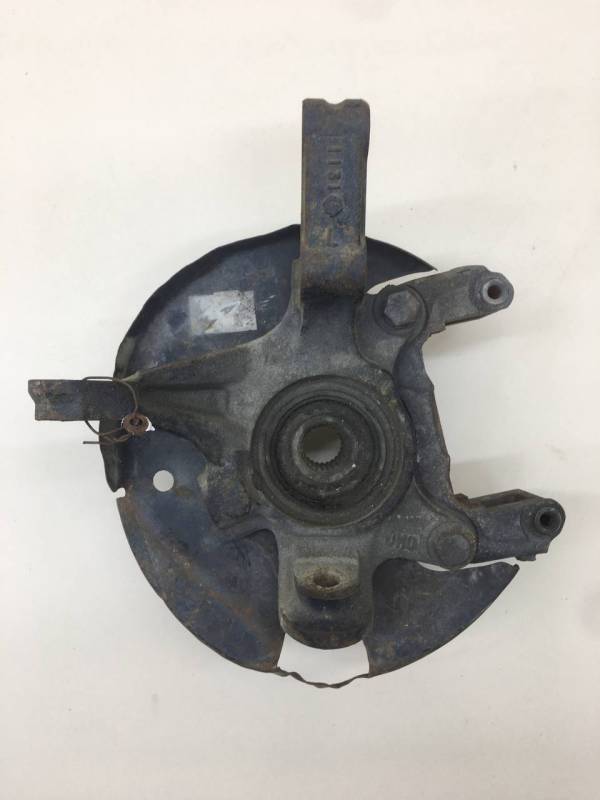 Кулак поворотный передний левый Nissan Almera (N15) 1995-2000