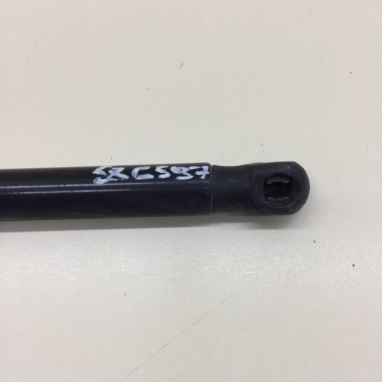 Амортизатор двери багажника Renault Sandero 2009-2014